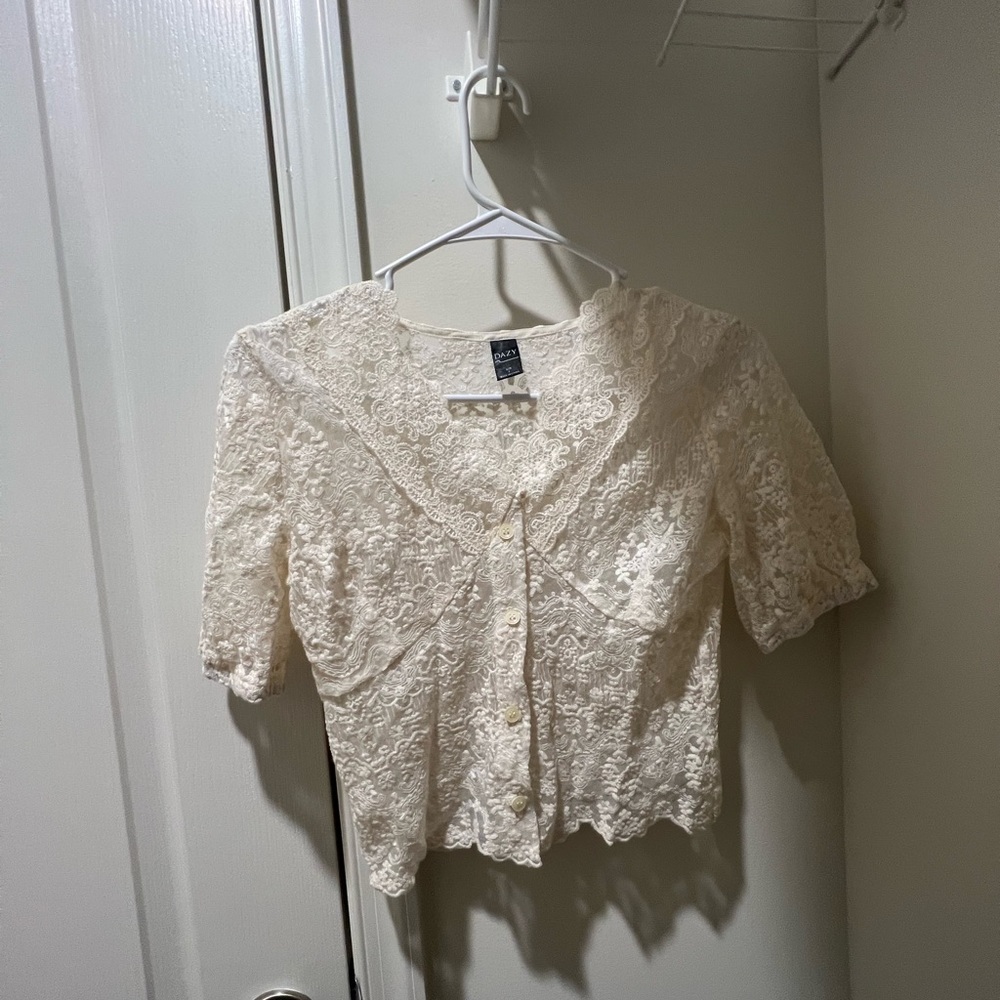 DAZY button front lace top (never worn). Size 0